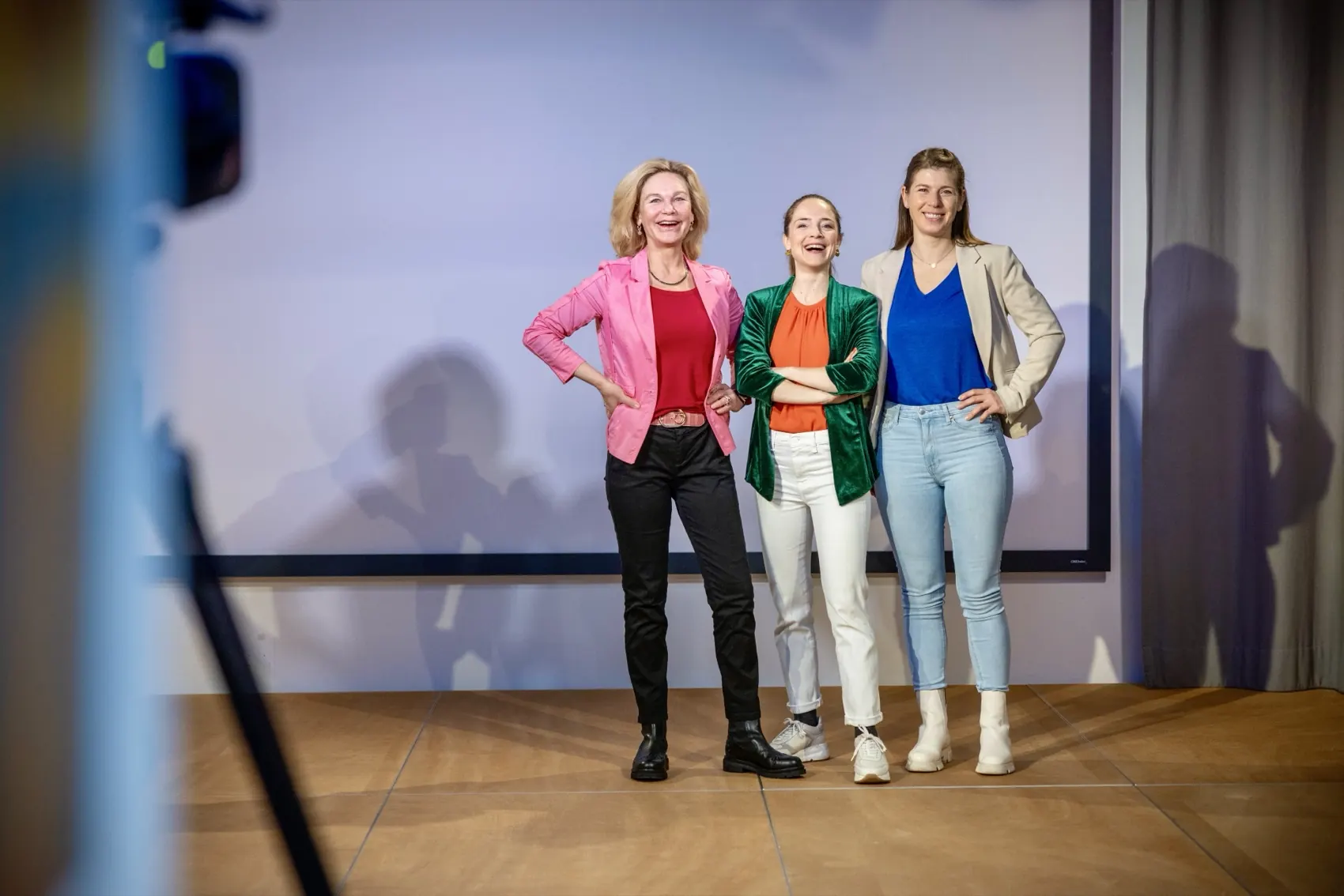 Vier Frauen stehen nebeneinander auf der Bühne im Speak-Studio.