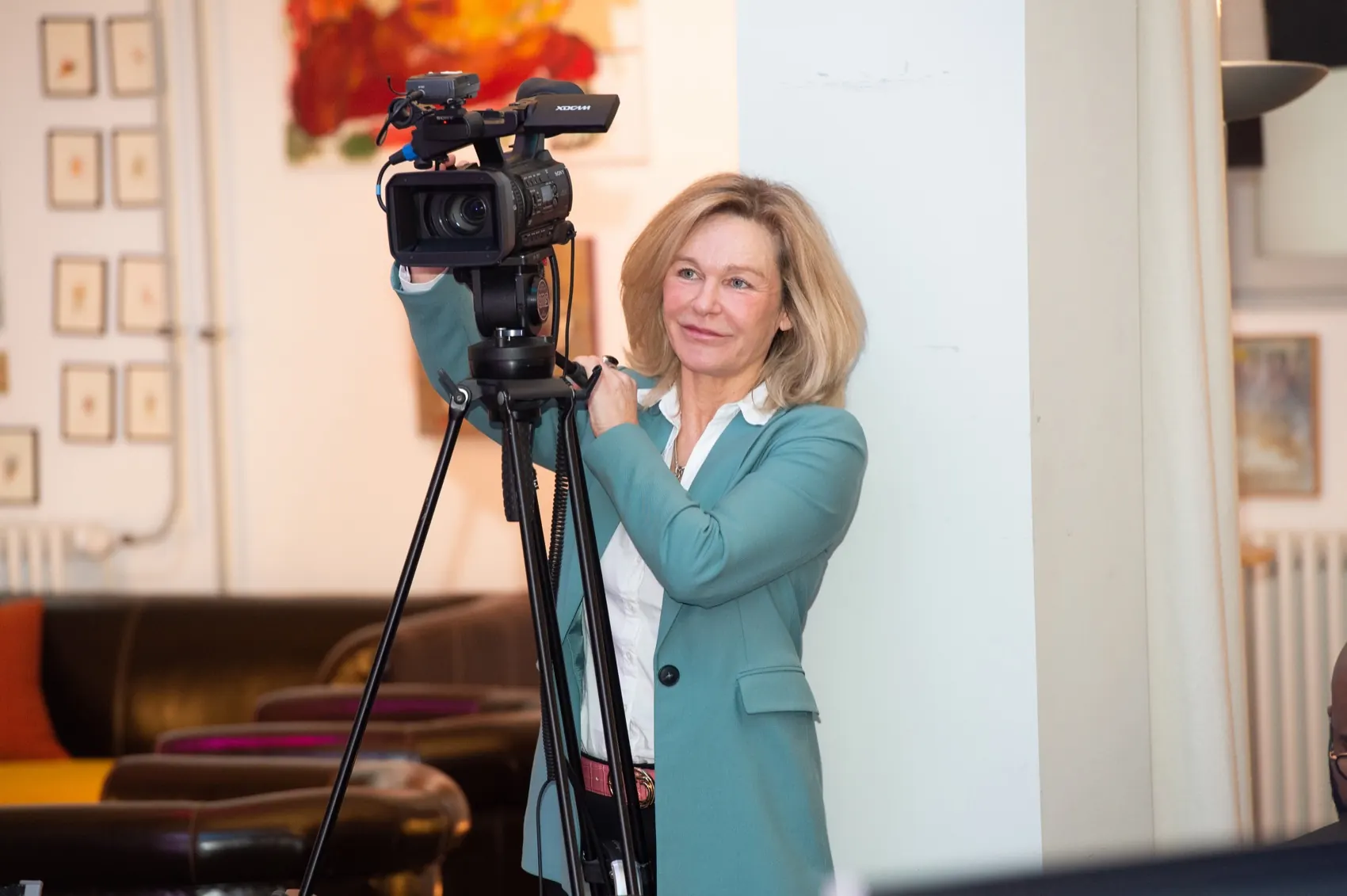 Sibylle Sommerer steht im Speak-Studio vor einer Videokamera auf dem Stativ und spricht.