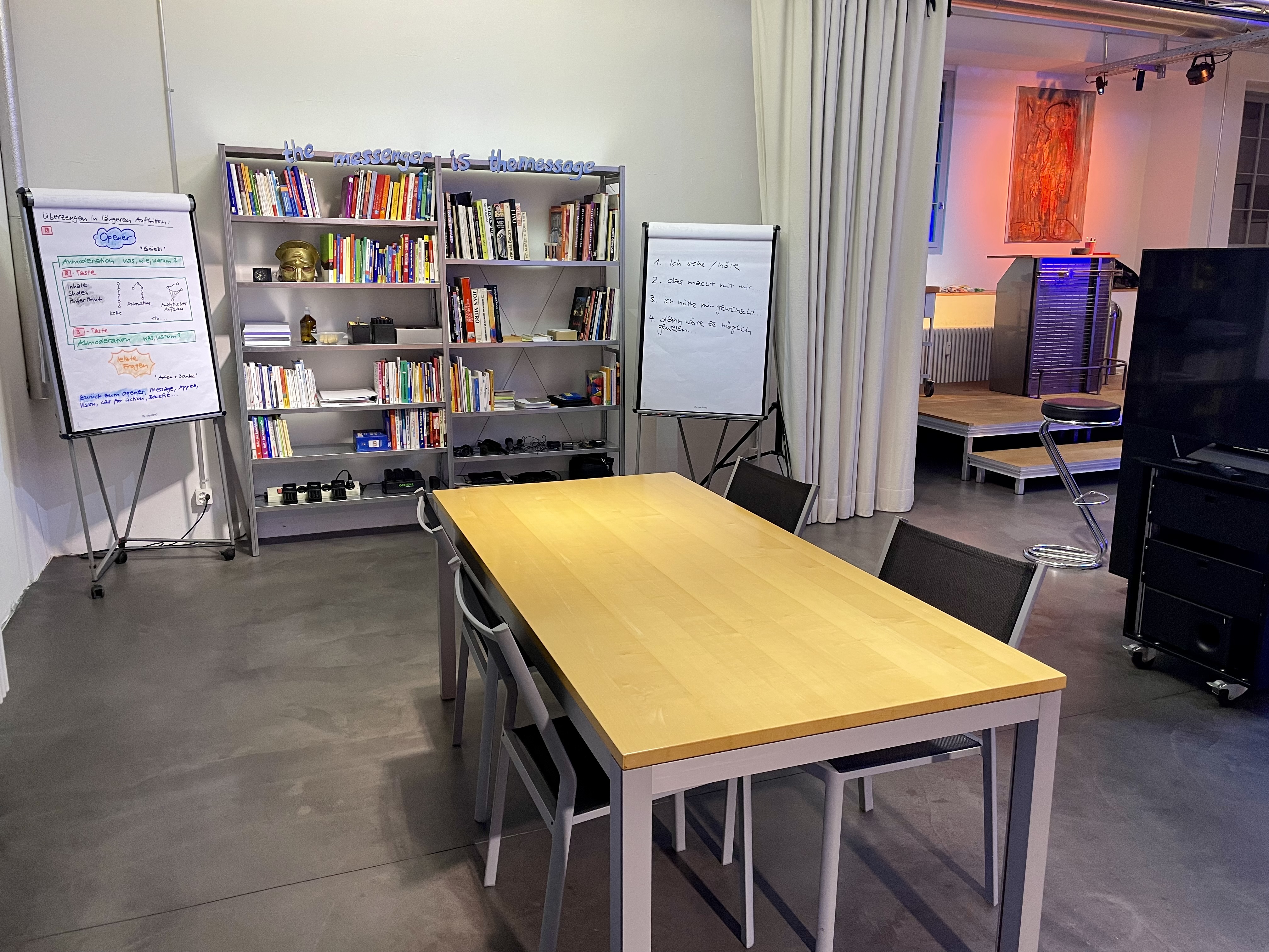 Seminartisch im Speak-Studio in Winterthur