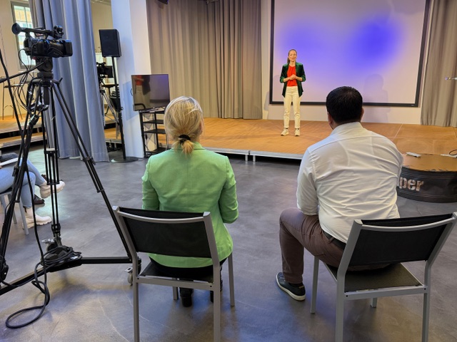 Sibylle Sommerer steht im Speak-Studio vor einer Videokamera auf dem Stativ und spricht.